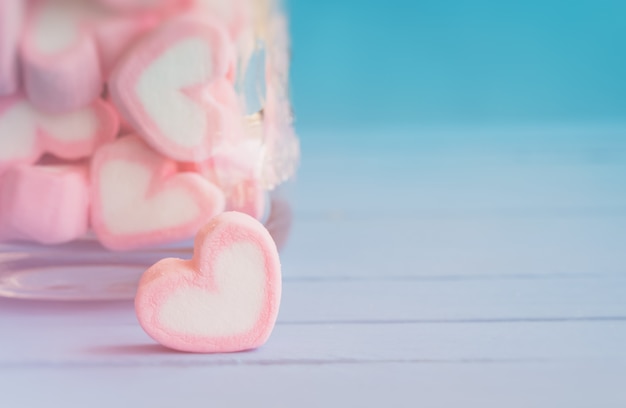 Caramella gommosa e molle a forma di cuore rosa per tema amore e lo sfondo di San Valentino