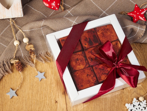 Caramella soufflé fatta a mano quadrata di Still Life di Natale di Capodanno al cioccolato su un fondo di legno