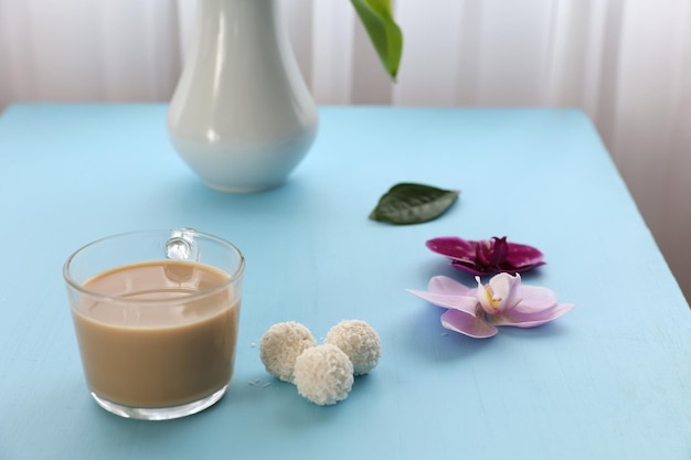 Caramelle al caffè e fiori sul tavolo