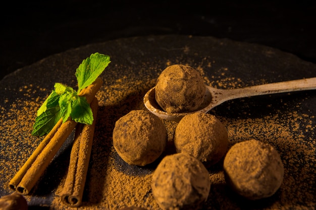 Caramelle al cioccolato al tartufo su cacao in polvere. I migliori tartufi al cioccolato