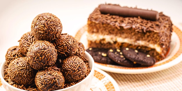 Caramelle al cioccolato brasiliane chiamate Brigadeiro con polvere di cioccolato al latte condensato e granuli un successo con i bambini