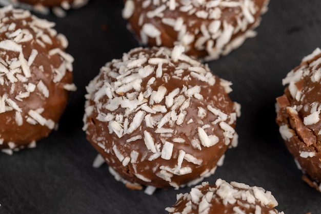 Caramelle al cioccolato con ripieno di latte di cocco e scaglie di cocco deliziose e morbide torte al cioccolato e cocco per dessert