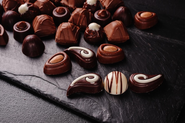 Caramelle al cioccolato con vari ripieni cibo dolce sfondo mescolare e abbinare set di diverse caramelle