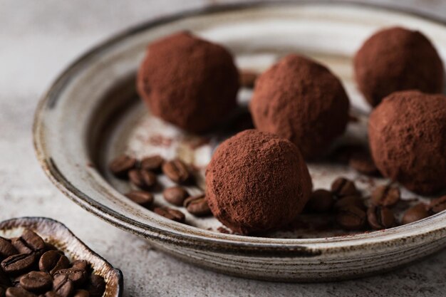 Caramelle al cioccolato Delizioso dessert su sfondo chiaro Tartufi al caffè Macrofotografia