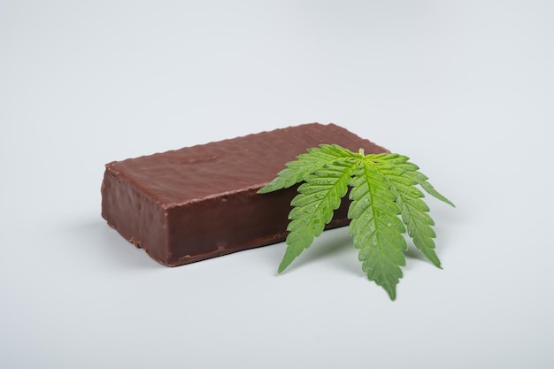 Caramelle al cioccolato e foglie di cannabis thc dolci droghe