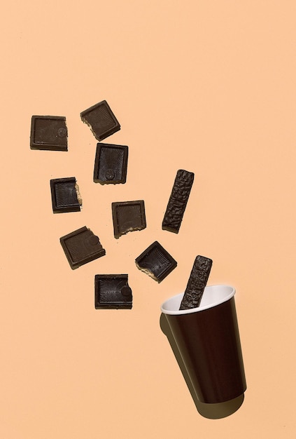 Caramelle al cioccolato e tazza di caffè Concetto di amante del cioccolato Minimal flat lay art
