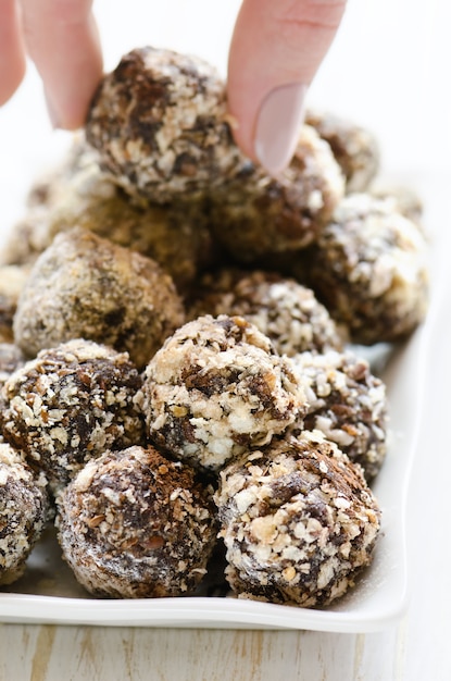 Caramelle al cioccolato fatte in casa con scaglie di noci e cialde