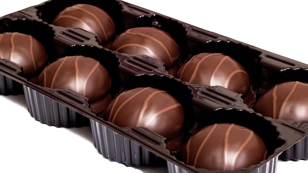 Caramelle al cioccolato in scatola isolata su sfondo bianco