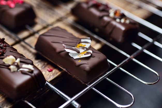 Caramelle al cioccolato senza zucchero sulla griglia della cucina.