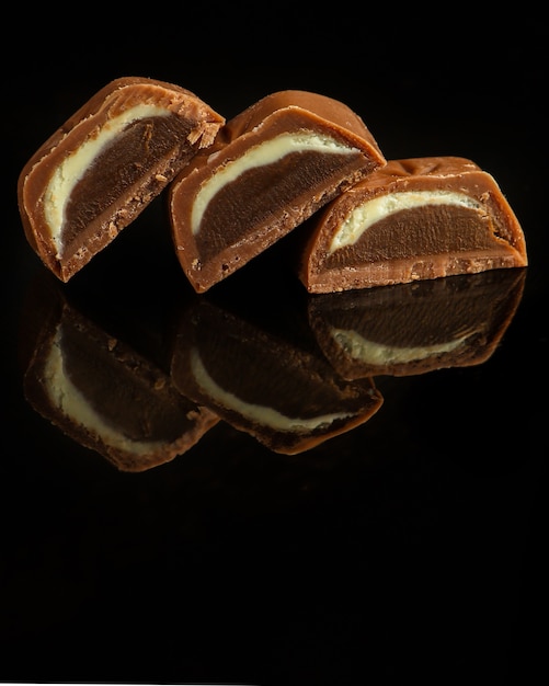 caramelle al cioccolato sulla superficie scura