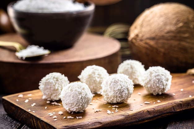 Caramelle al cocco, caramelle a base di cocco senza latte animale, caramelle vegane fatte in casa