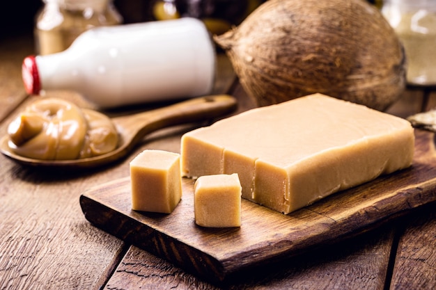 Caramelle al latte pastose vegane, caramello fatto con latte di cocco non zuccherato, caramelle salutari, chiamate dulce de leche