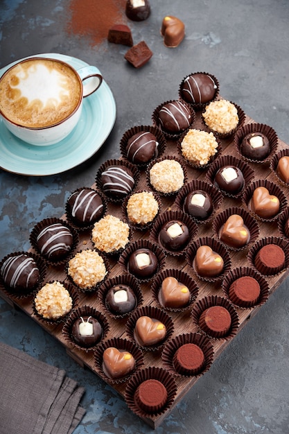 Caramelle artigianali al cioccolato praline e tartufi in assortimento