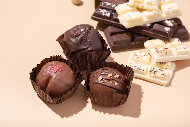 Caramelle artigianali al latte bianco e al cioccolato nero su sfondo beige piatto vista dall'alto