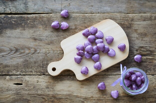 Caramelle Berry a forma di cuore su una tavola di legno