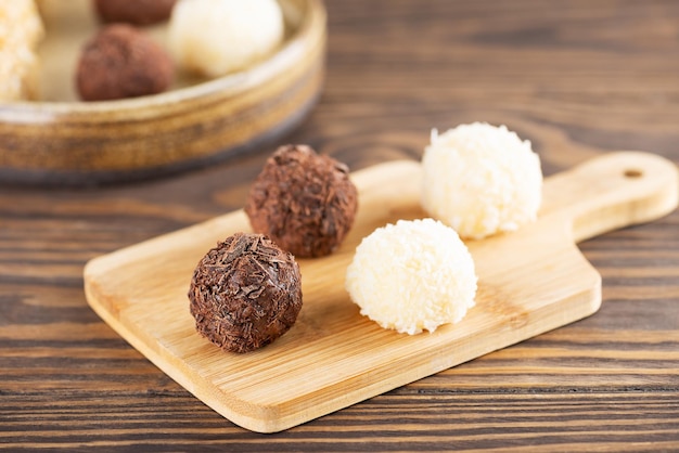 Caramelle brigadeiro tartufi con cioccolato e cocco su una tavola di legno dolci brasiliani tradizionali