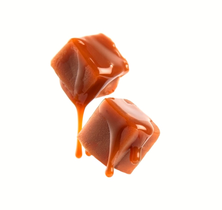 Foto caramelle che cadono con caramelle al caramello