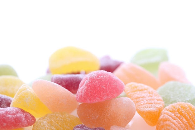 Caramelle colorate di gelatina di frutta isolate in sfondo bianco