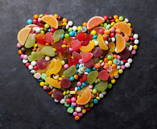 Caramelle colorate gelatina e cuore di marmellata