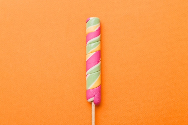 Caramelle colorate lollypop sullo sfondo colorato multicolore stile minimal vista superiore