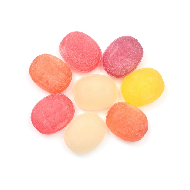 Caramelle da succhiare dolci di zucchero multicolore isolate su sfondo bianco Pastiglie a base di erbe mediche Forma del sole Vista dall'alto piatta