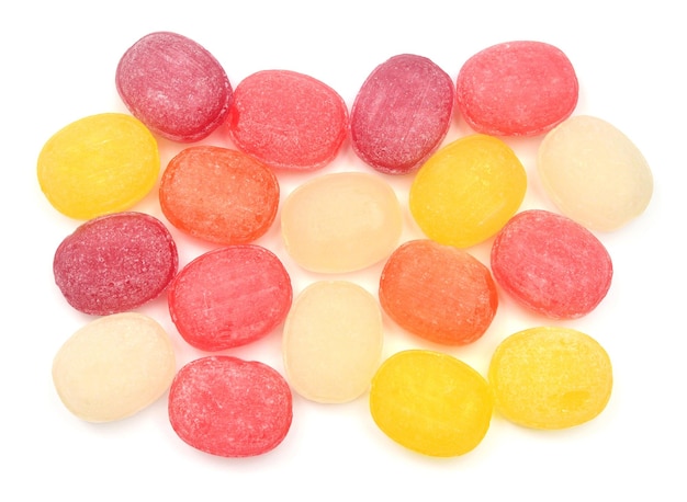 Caramelle da succhiare dolci di zucchero multicolore isolate su sfondo bianco Pastiglie a base di erbe mediche Vista dall'alto piatta