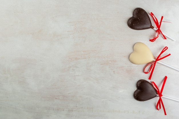 Caramelle dei cuori del cioccolato sulla tavola bianca