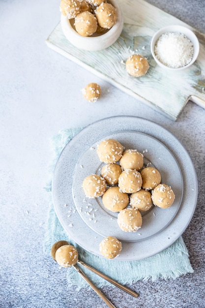 Caramelle di ceci e burro di arachidi con scaglie di cocco Palline energetiche Dessert crudo sano senza zucchero