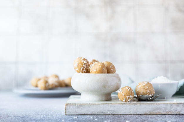 Caramelle di ceci e burro di arachidi con scaglie di cocco Palline energetiche Dessert crudo sano senza zucchero