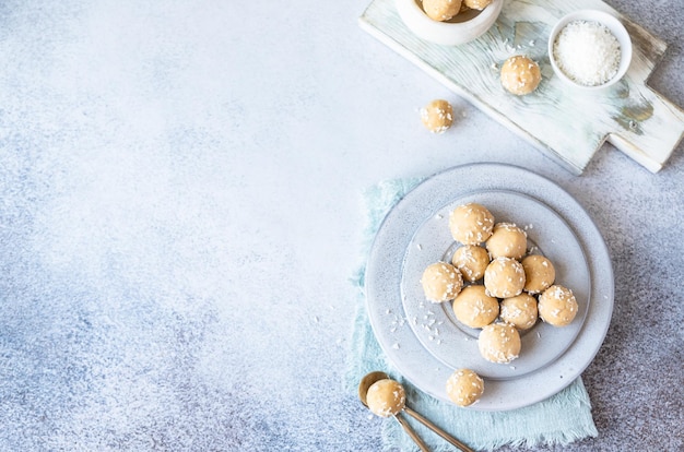 Caramelle di ceci e burro di arachidi Palline energetiche Dessert crudo sano senza zucchero Tartufi vegani