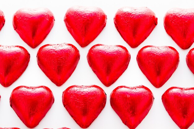 Caramelle di cioccolato a forma di cuore avvolte in un foglio rosso per San Valentino.