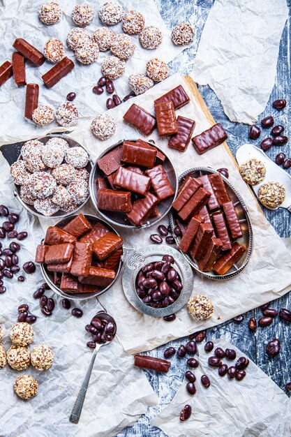 Caramelle di cioccolato assortite su fondo di legno