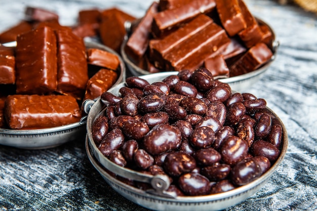 Caramelle di cioccolato assortite su fondo di legno