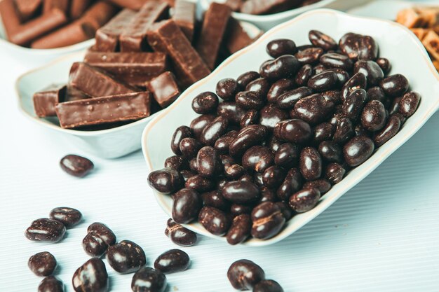 Caramelle di cioccolato assortite su fondo di legno