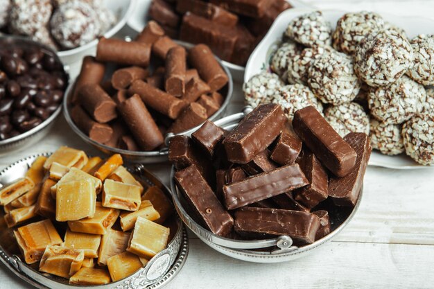 Caramelle di cioccolato assortite su fondo di legno