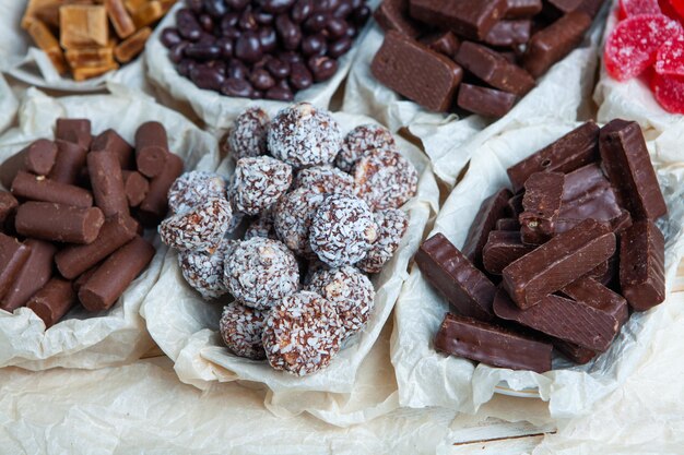 Caramelle di cioccolato assortite su fondo di legno