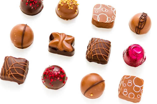 Caramelle di cioccolato gourmet assortite in diverse forme e colori.
