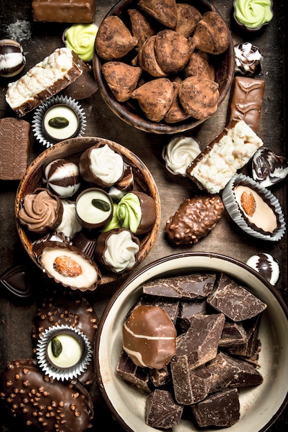 Caramelle di cioccolato in una ciotola sul tavolo