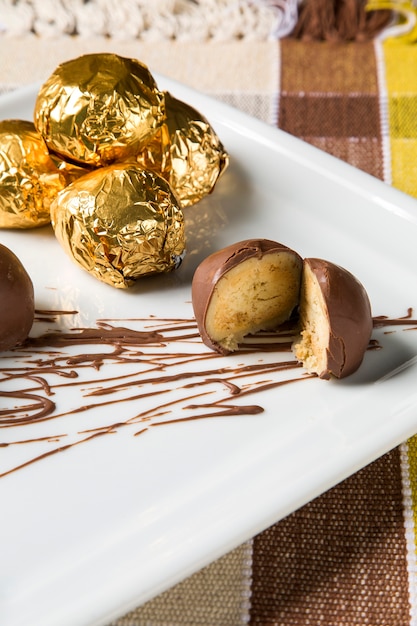 Caramelle di cioccolato naturali fatte in casa su priorità bassa bianca.