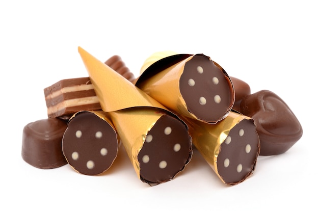 Caramelle di cioccolato su una superficie bianca