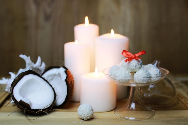 Caramelle di cocco su fondo di legno