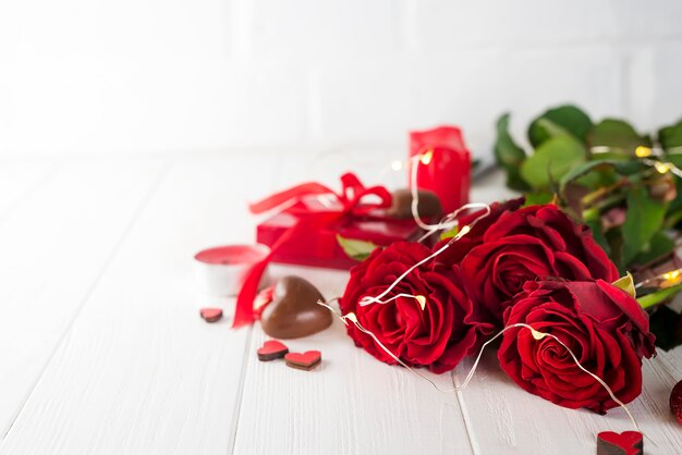 Caramelle di cuori di cioccolato e rosa rossa