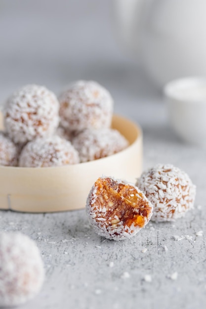 Caramelle di datteri fatte in casa con cocco