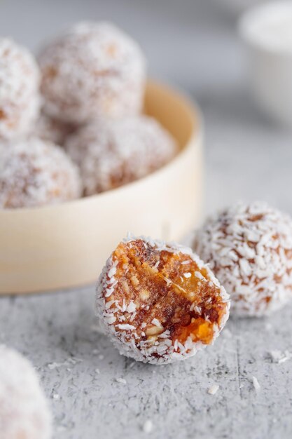 Caramelle di datteri fatte in casa con cocco