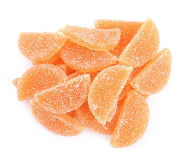Caramelle di gelatina di arancia dolce su sfondo bianco vista dall'alto