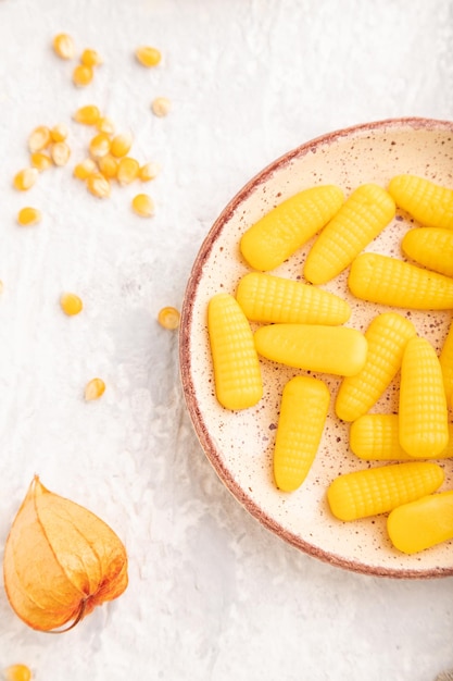 Caramelle di mais in gelatina su sfondo grigio cemento primo piano vista dall'alto