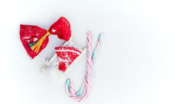 Caramelle di Natale e mini cappello di Babbo Natale. Lay piatto