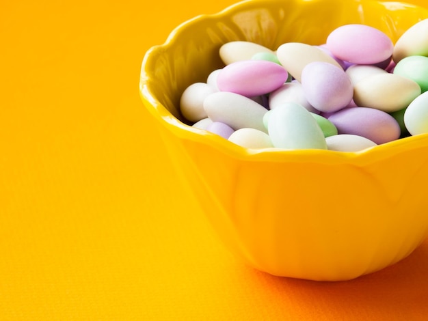 Caramelle di Pasqua in ciotola gialla.