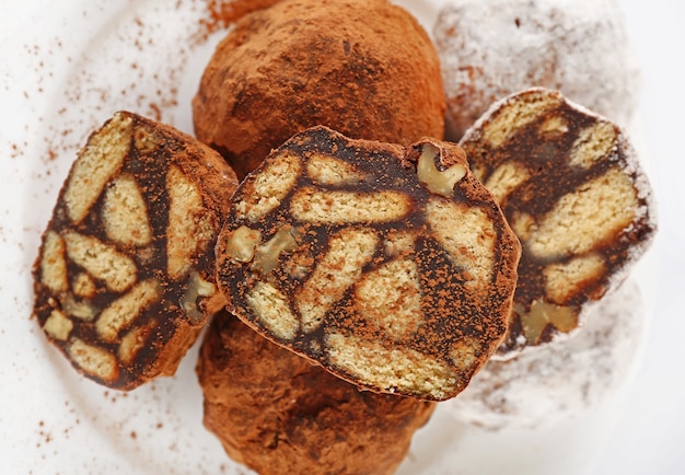 Caramelle di salame di cioccolato con cacao in polvere, primo piano