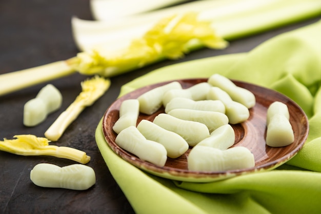 Caramelle di sedano gelatina su sfondo nero di cemento